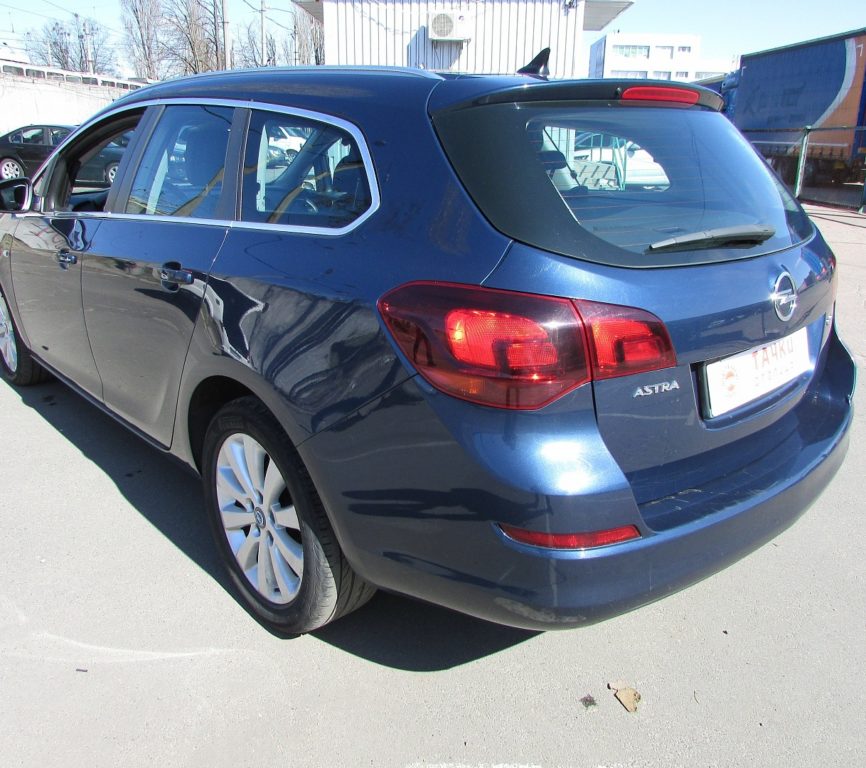 Opel Astra J 2011