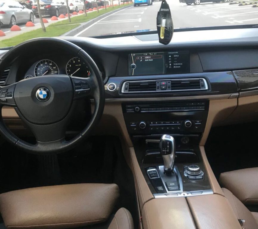 BMW 740 2011