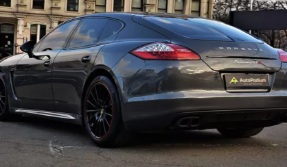 Porsche Panamera GTS 2012