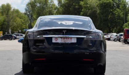 Tesla Model S 2016