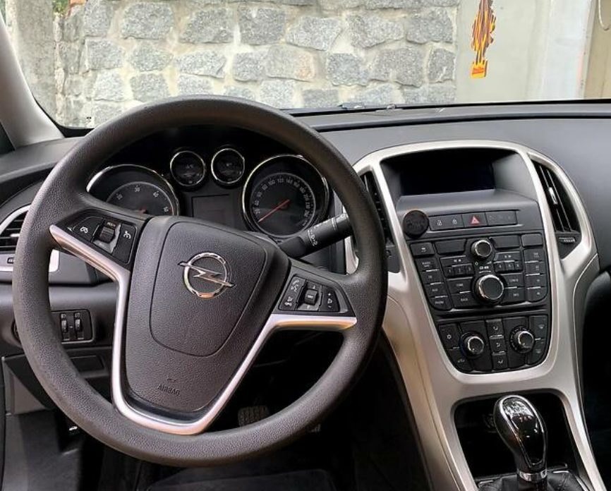 Opel Astra J 2011