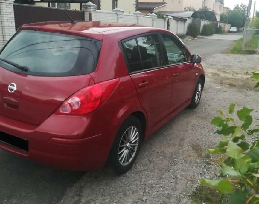 Nissan TIIDA 2011