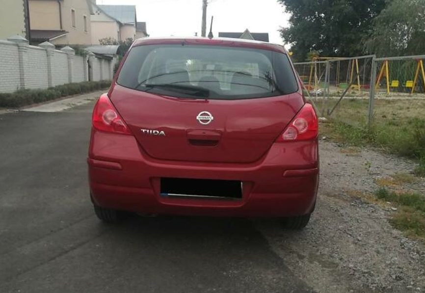 Nissan TIIDA 2011