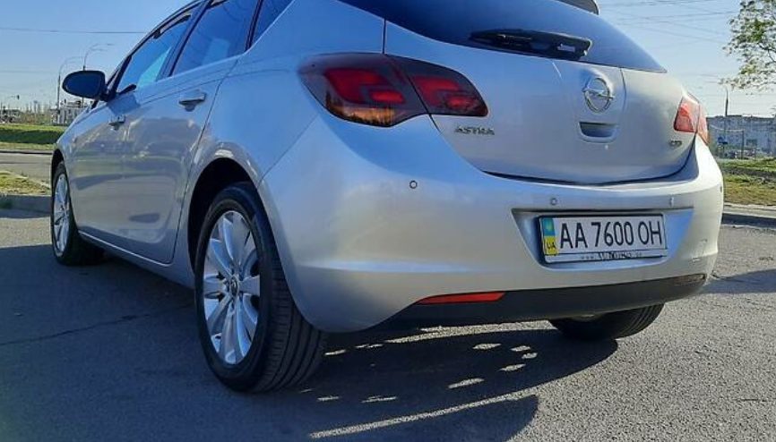 Opel Astra J 2011