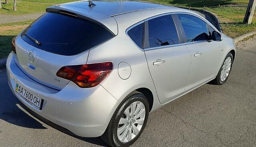 Opel Astra J 2011