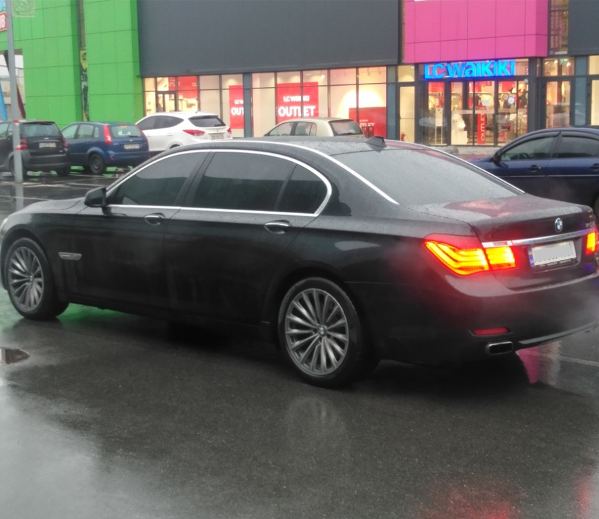 BMW 750 2011