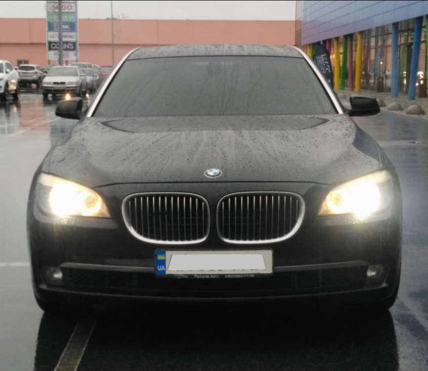 BMW 750 2011