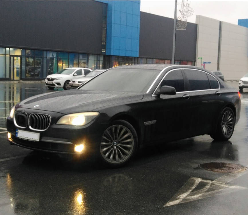 BMW 750 2011