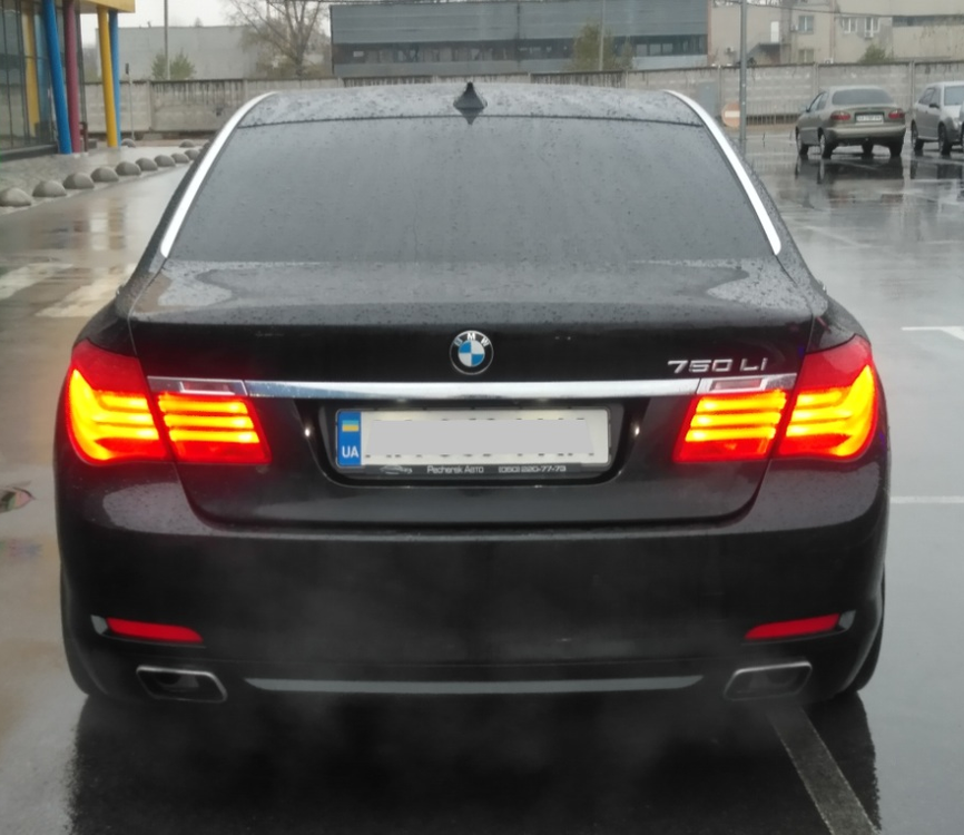 BMW 750 2011