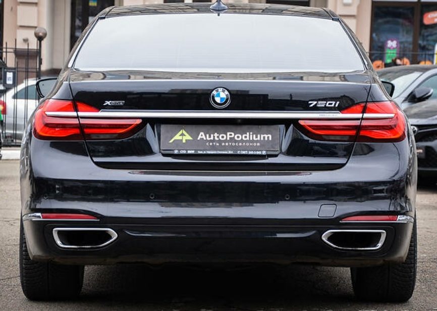 BMW 750 2016