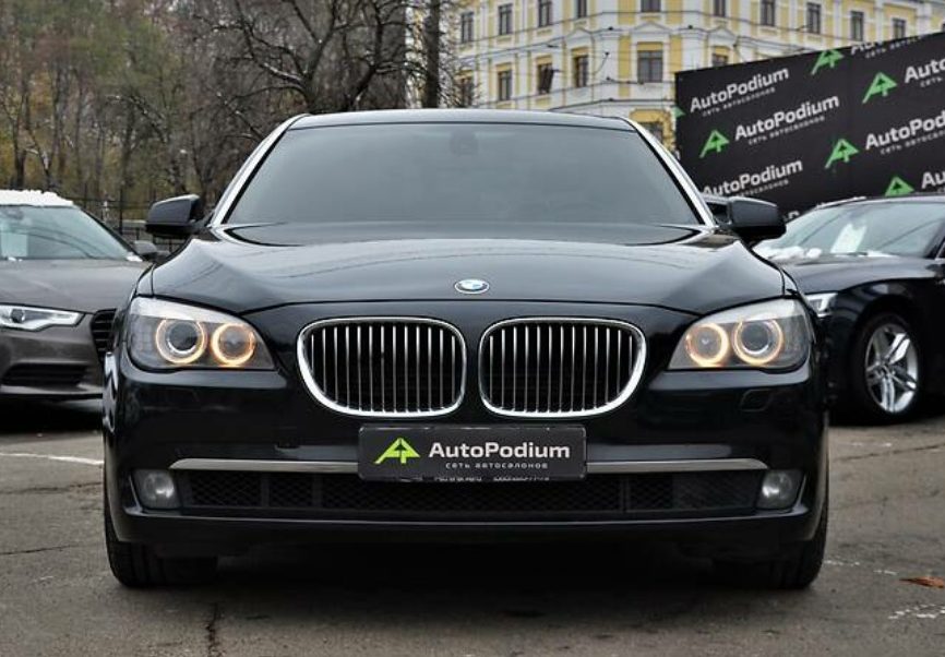 BMW 750 2011