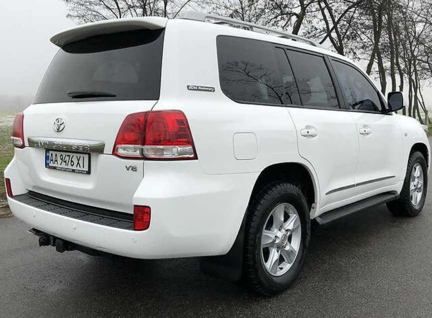 Toyota Land Cruiser 200 2011