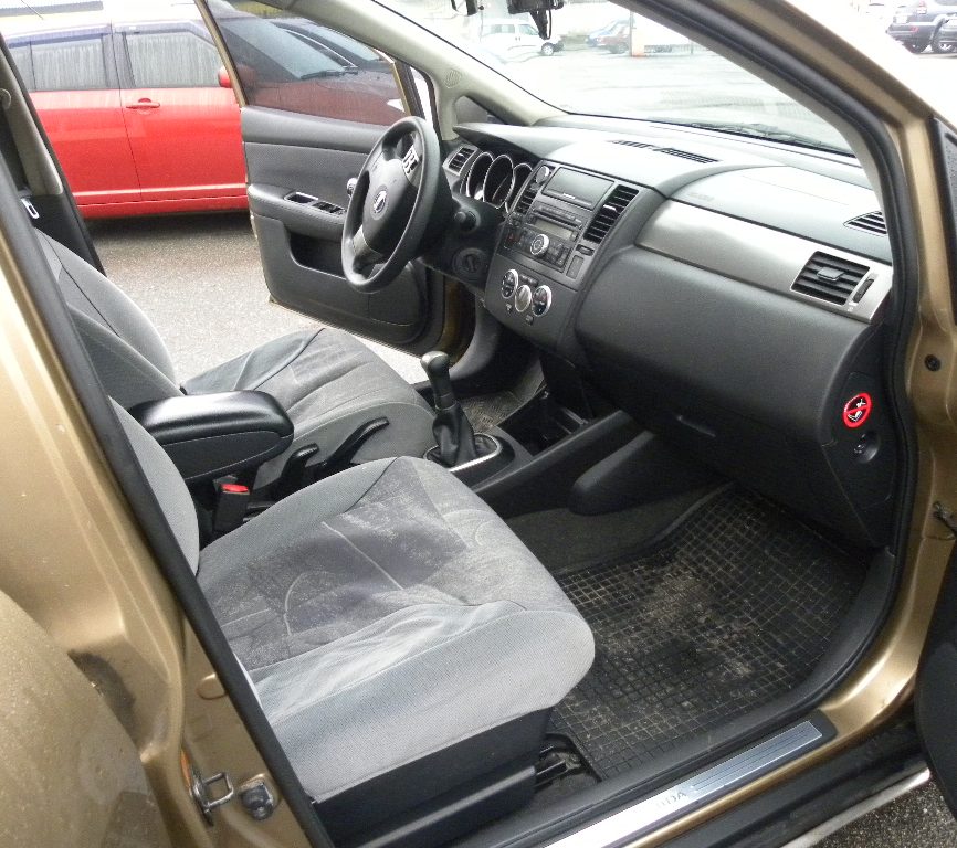 Nissan TIIDA 2009