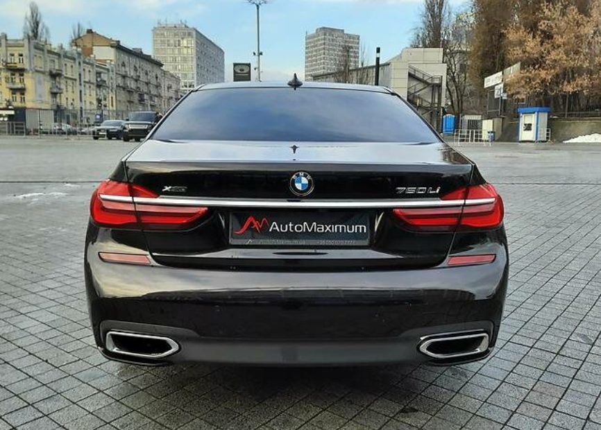 BMW 750 2016