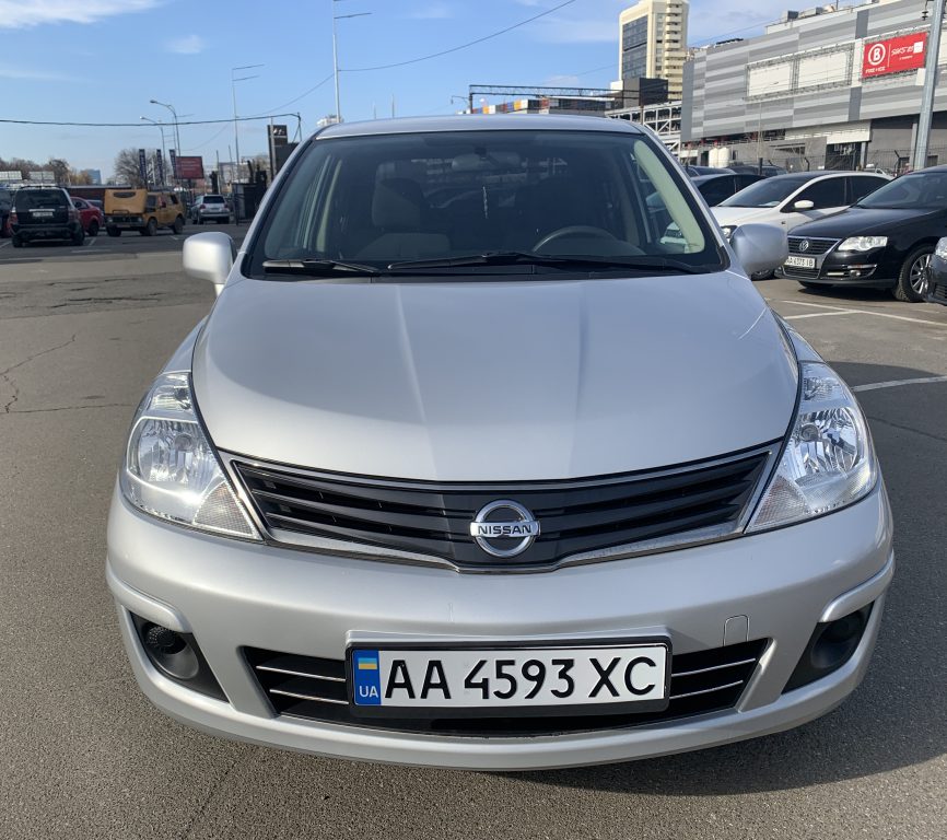 Nissan TIIDA 2011