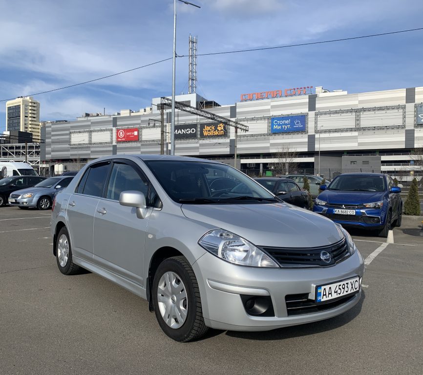 Nissan TIIDA 2011