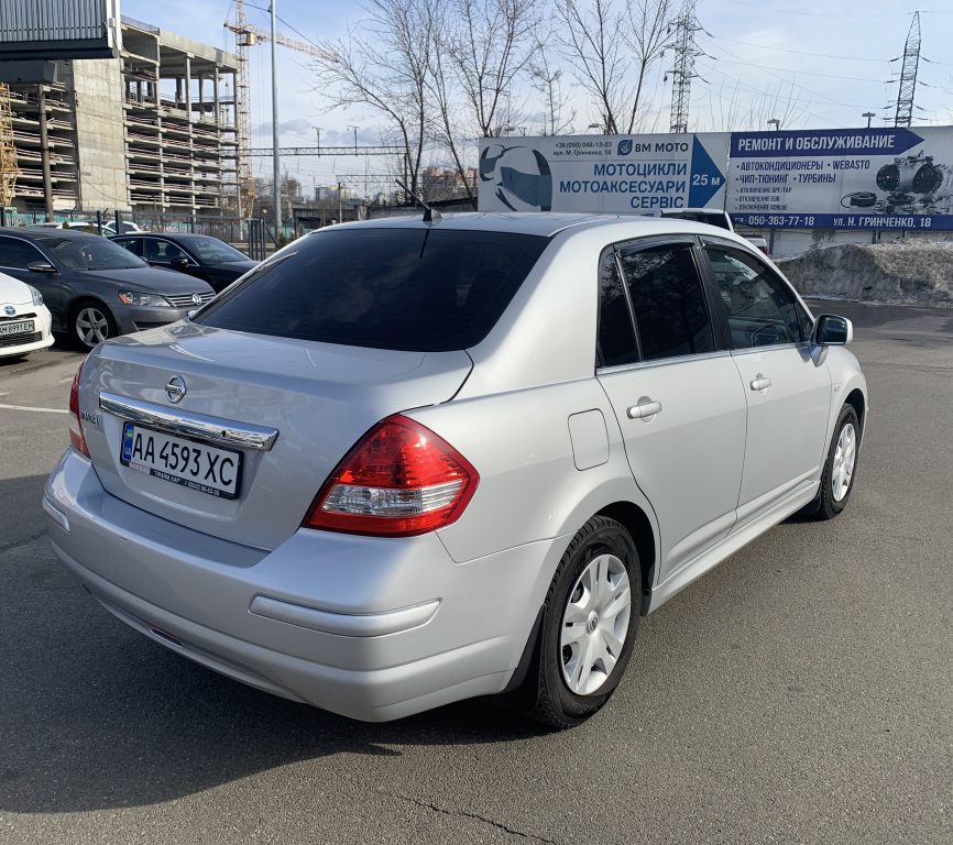 Nissan TIIDA 2011