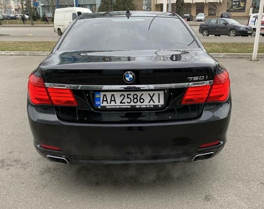 BMW 750 2011