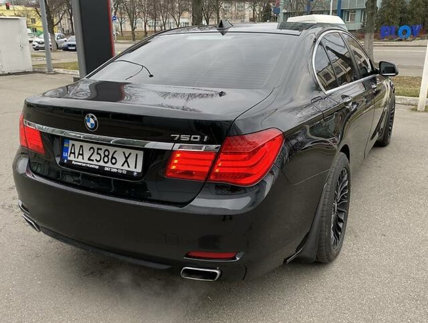 BMW 750 2011