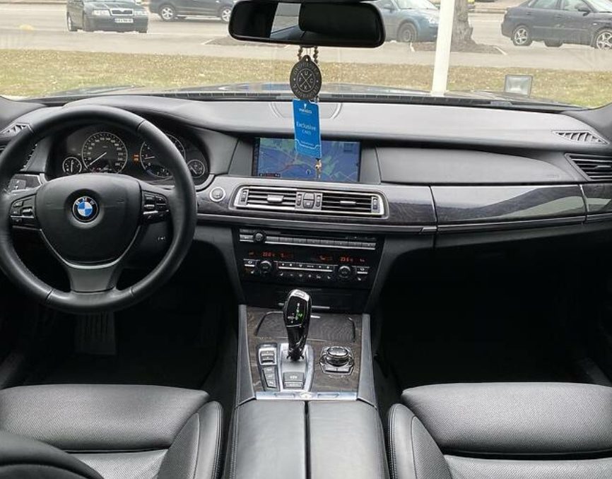 BMW 750 2011