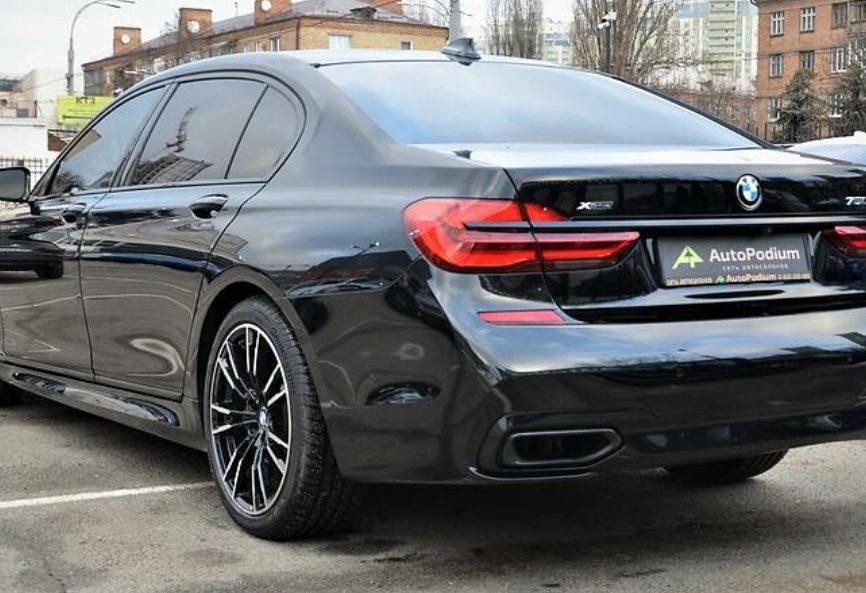 BMW 750 2016