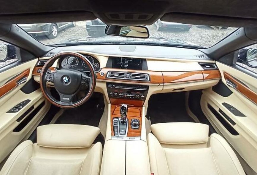 BMW 750 2011