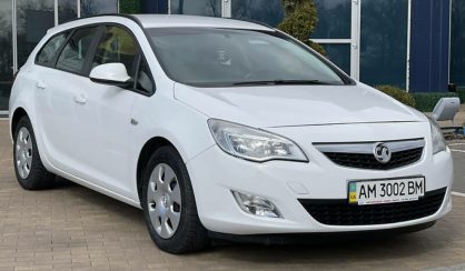 Opel Astra J 2011