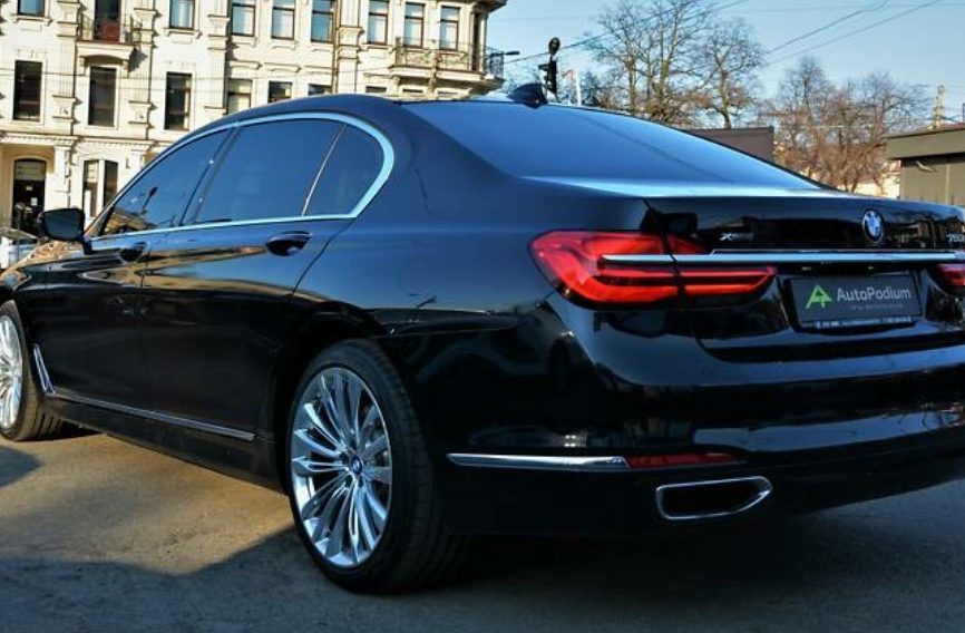 BMW 750 2016